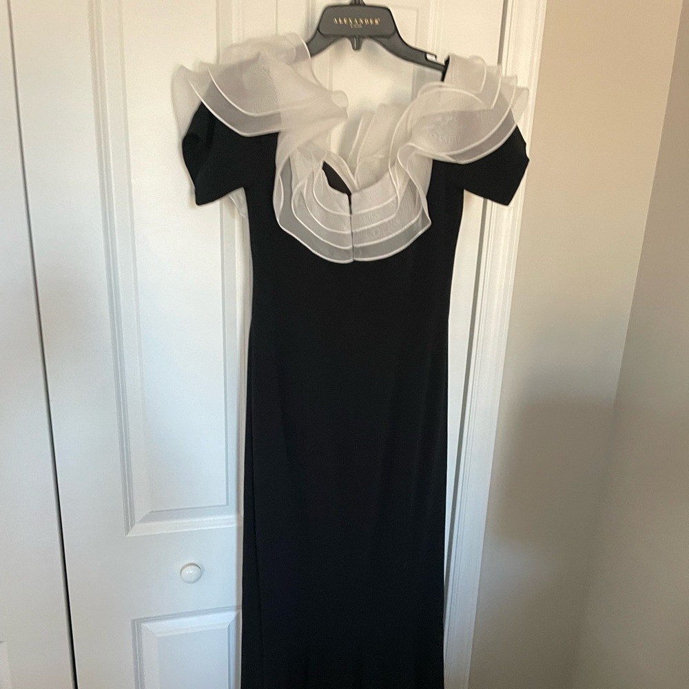 Elegant Black and White Off-Shoulder Dress - Picture 9 of 10
